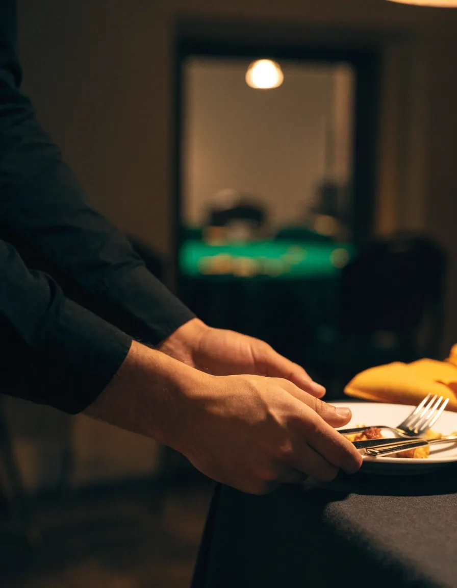 Danie główne podane na ciemnym płótnie w restauracji Vergermont