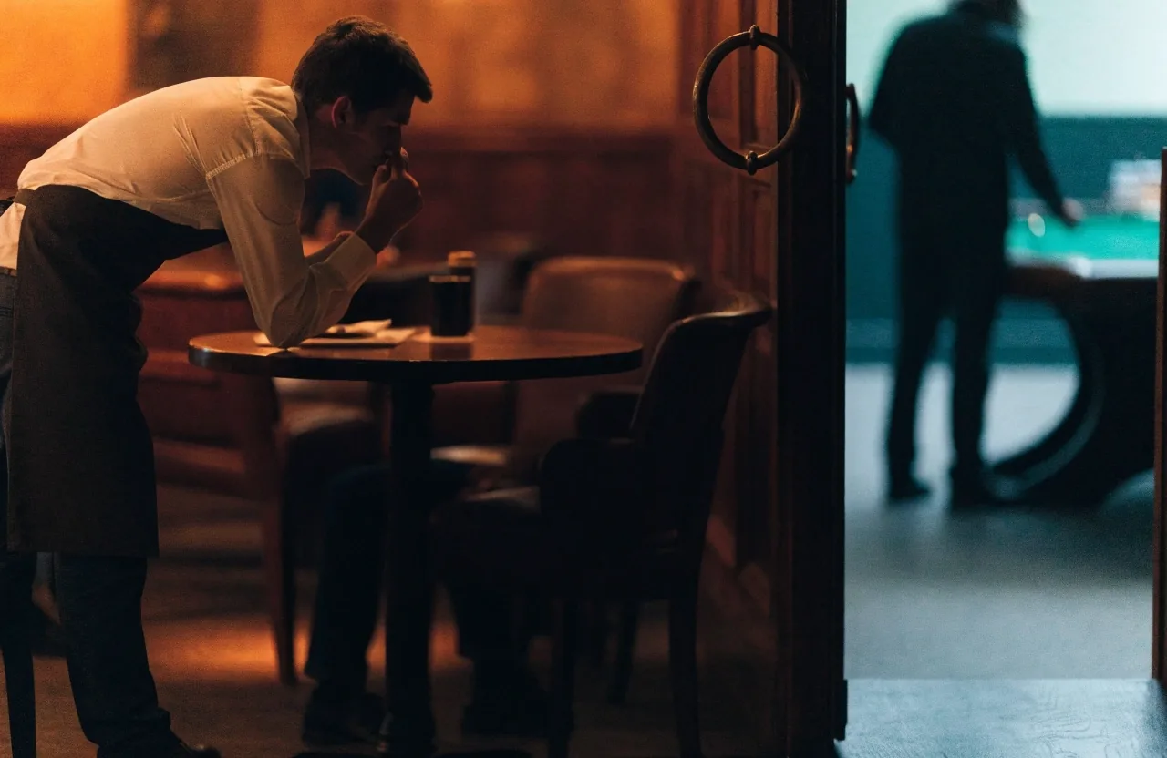 Grupa gości przy długim stole w restauracji